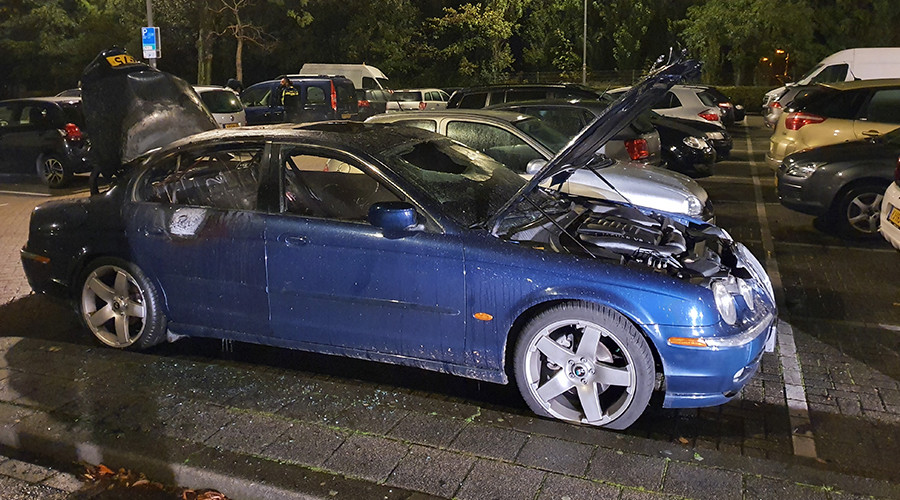 Auto in brand gestoken op Mevlanaplein.