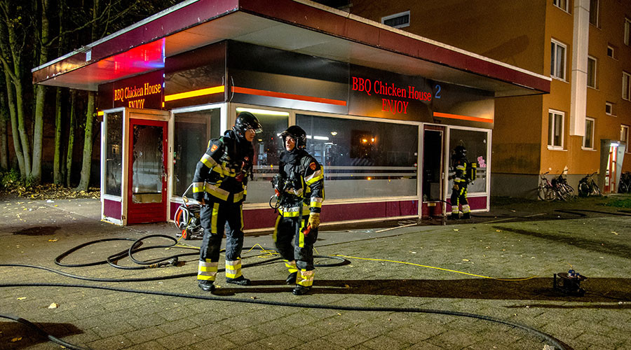 In de keuken van een restaurant in de Lampreistraat in Hoogvliet is in de nacht van maandag op dinsdag brand ontstaan. .