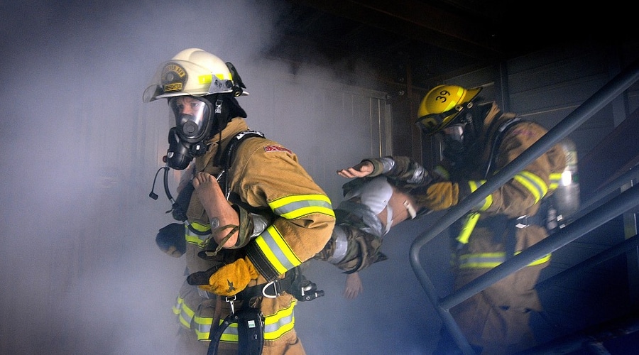 Auto in de brand gestoken in de Handelstraat .