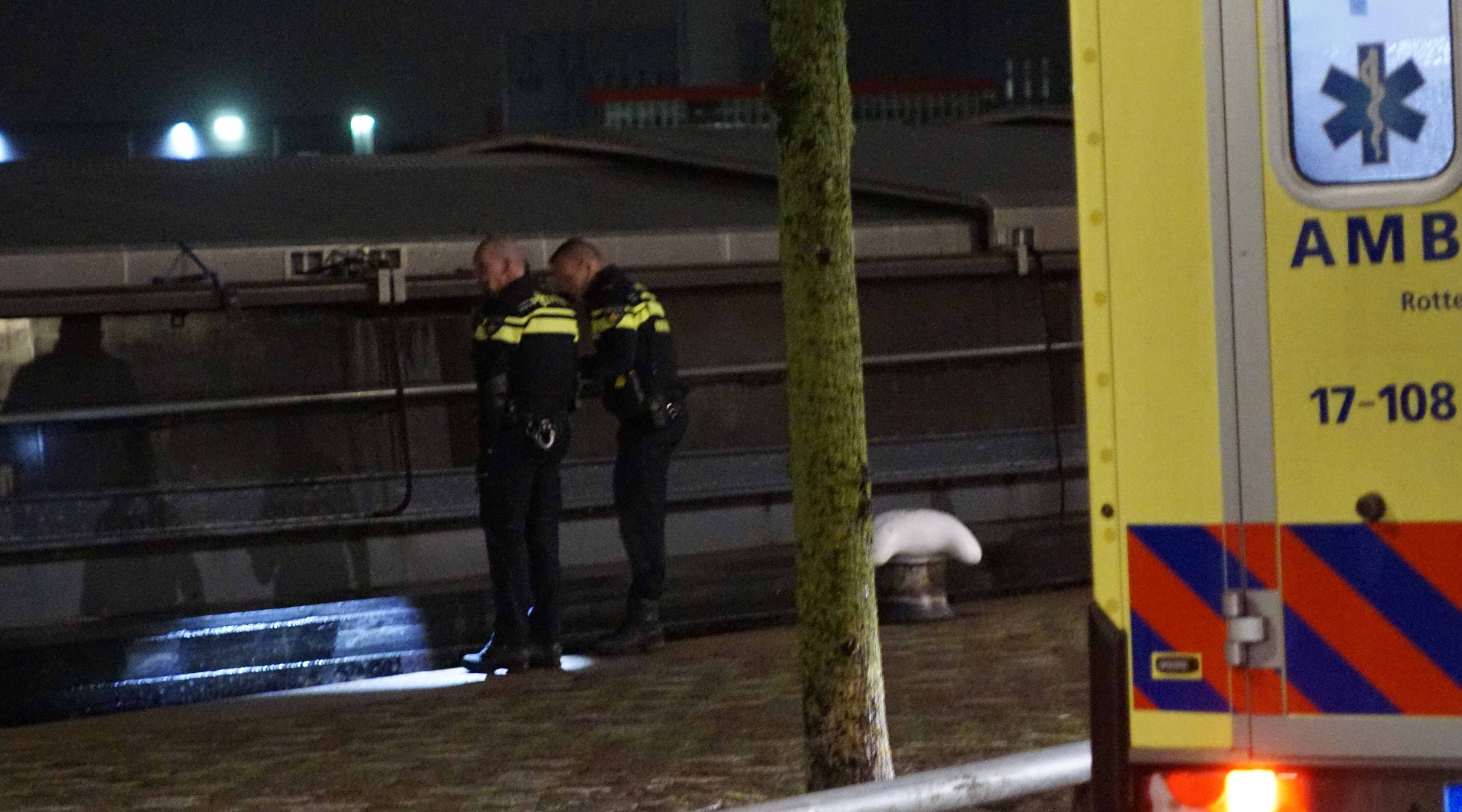 Vrouw letterlijk tussen wal en schip in Rotterdam .