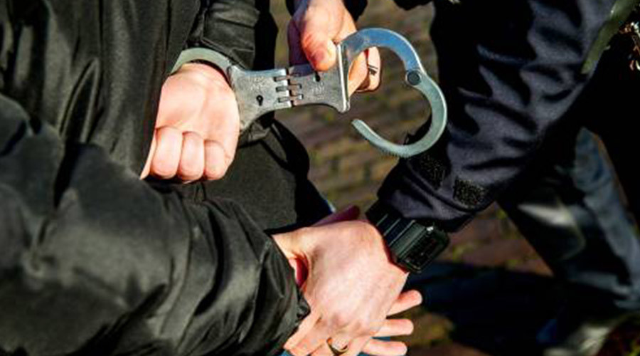 Hagenaar in de boeien voor bedreiging met wapen  .