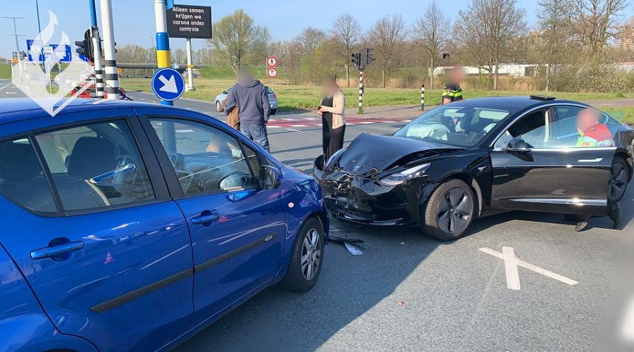 Aanrijding bij kruising in Zoetermeer. #zoetermeer
